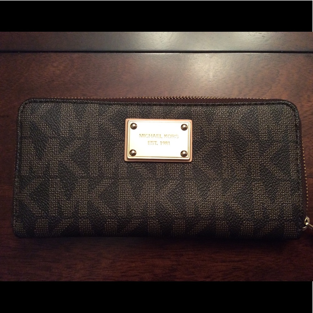 Michael Kors Logo Jet Set Continental Wallet